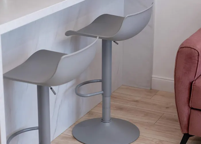 Elegant With Balcony And Underground Parking By Renters