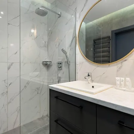 Elegant With Balcony And Underground Parking By Renters