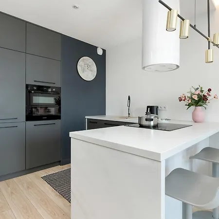 Elegant With Balcony And Underground Parking By Renters Gdańsk