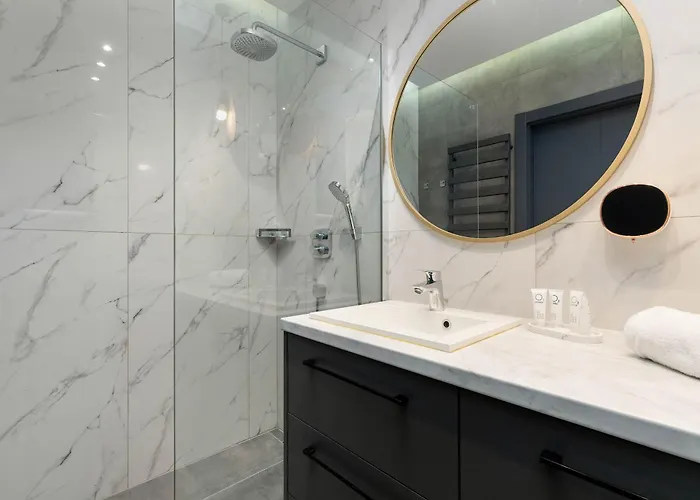 Elegant With Balcony And Underground Parking By Renters