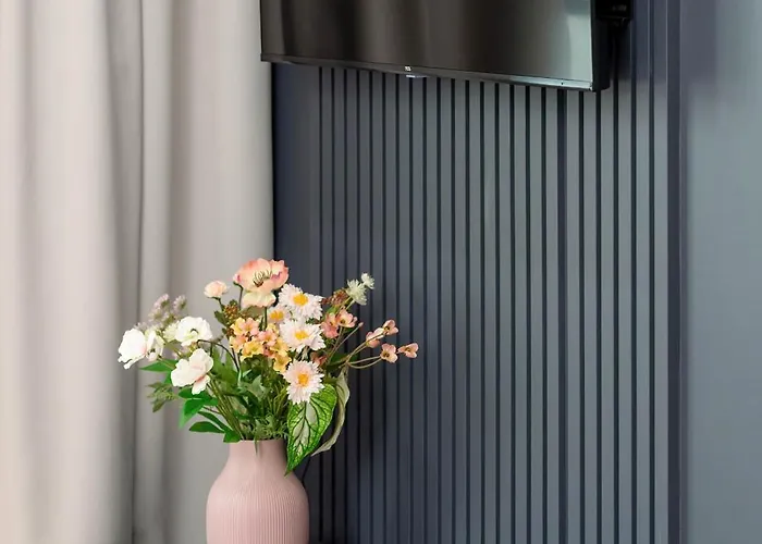 Elegant With Balcony And Underground Parking By Renters 아파트