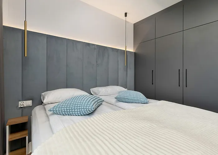 아파트 Elegant With Balcony And Underground Parking By Renters *