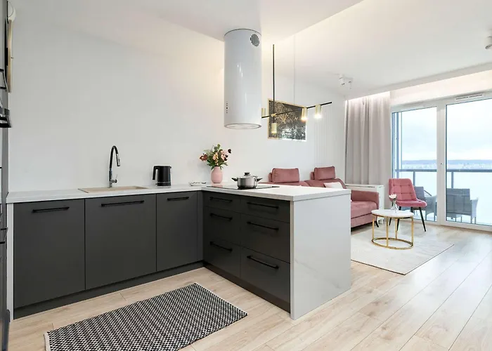 Elegant With Balcony And Underground Parking By Renters *